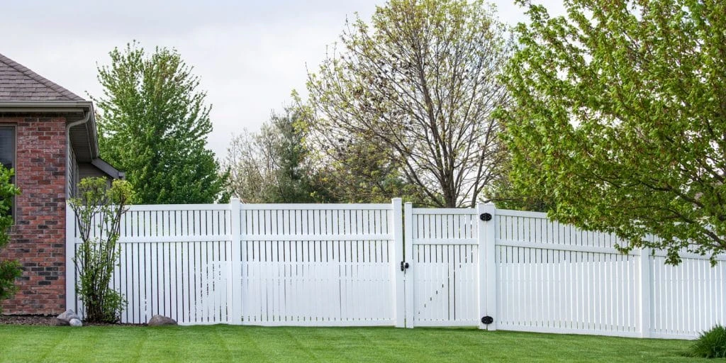 best fence for dogs and pets